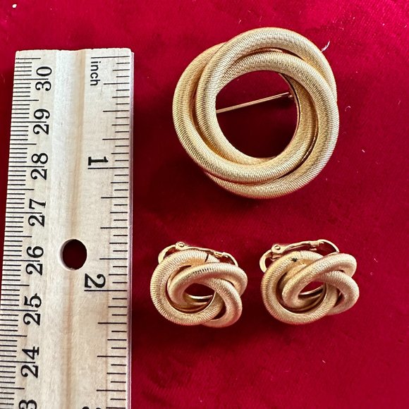 Vintage Sarah Coventry Gold Tone Twisted Circle Brooch And Earring Jewelry Set. - Picture 4 of 8
